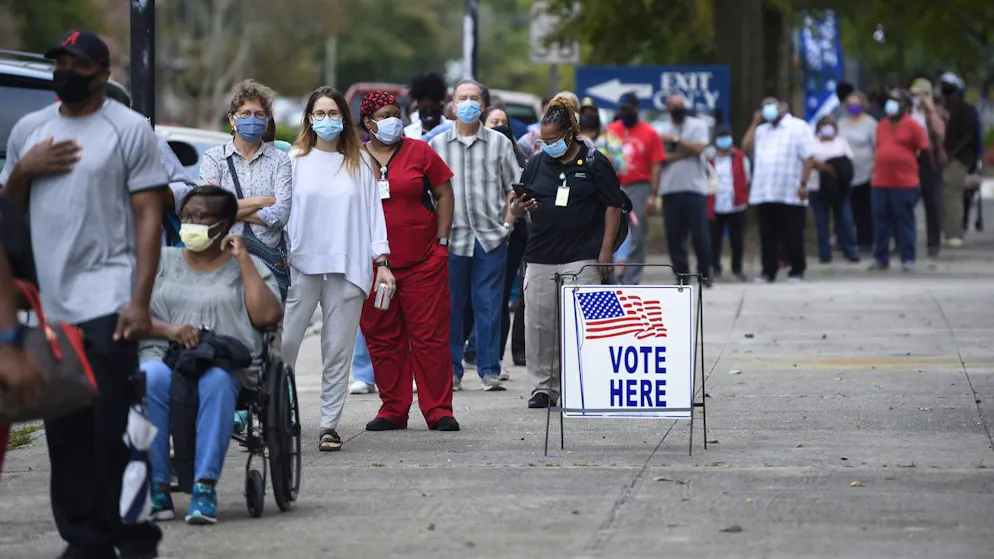 Am 12. Oktober 2020 warteten Tausende Wähler*innen in einer Schlange, um ihre Stimme frühzeitig in Georgia abzugeben für die Wahl des 46. Präsidenten der Vereinigten Staaten. Zur Wahl standen Donald Trump und Joe Biden.