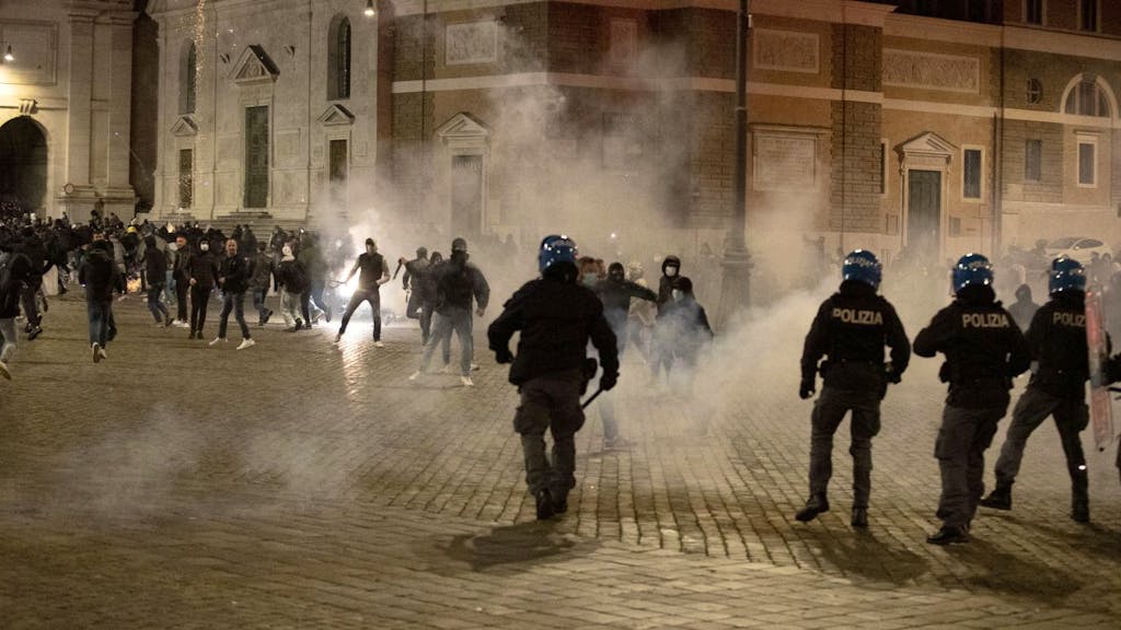 Ancora proteste e scontri a Napoli e Roma