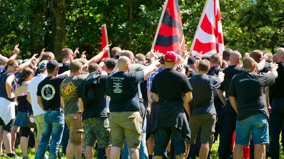 Nazi-Symbole. Was es bringt, Hakenkreuz und Hitlergruss zu verbieten