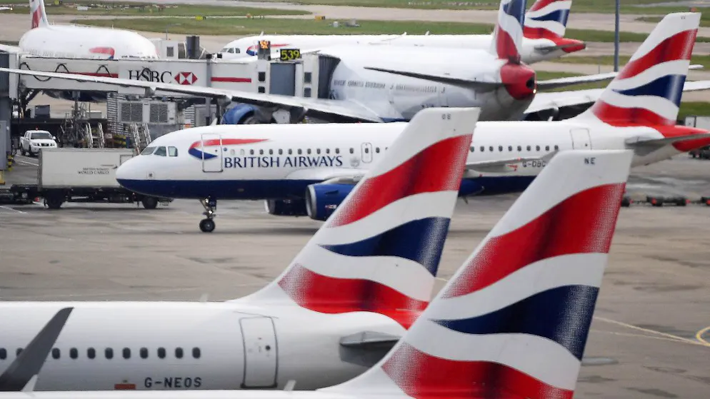 Ein Passagier überrascht die Flugbegleiterinen nach der Landung mit Gummibärchen. Das hat jedoch Folgen. 