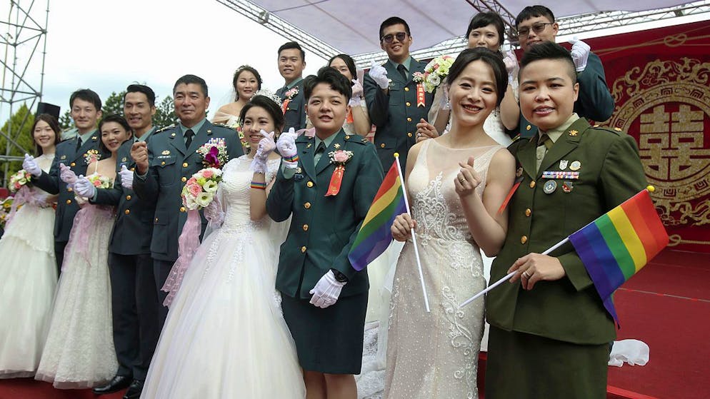 Die beiden lesbischen Paare Yi Wang und Yumi Meng sowie Chen Ying Xuan und Lee Ying Ying (von rechts nach links) haben sich bei der Massenhochzeit des taiwanesichen Militärs das Jawort gegeben.