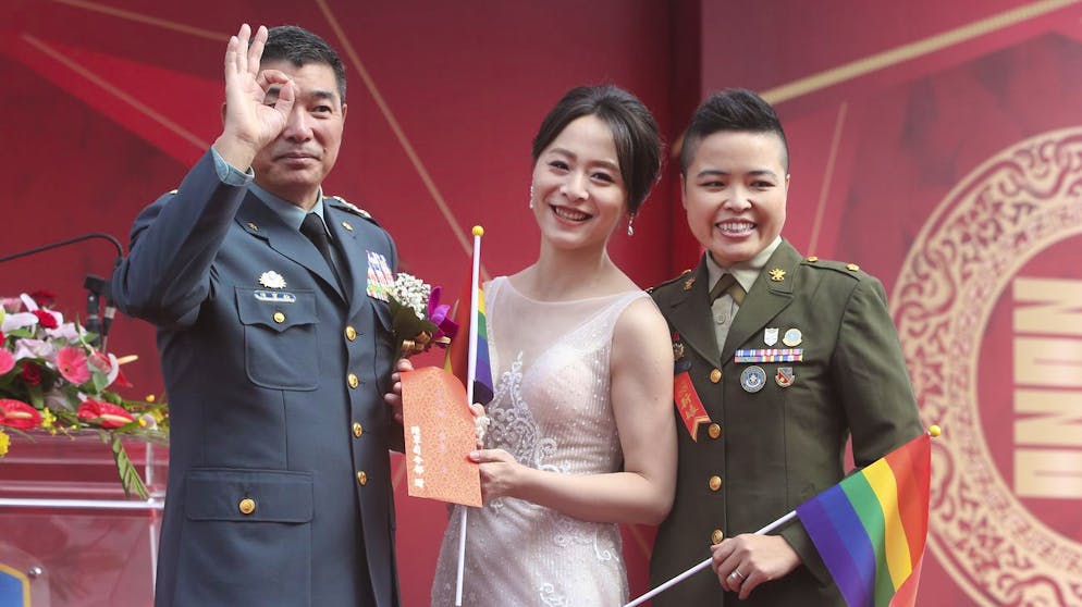 Der Kommandeur der Streitkräfte General Chen Pao Yu beglückwünscht Yumi Meng (Mitte) und Yi Wang.