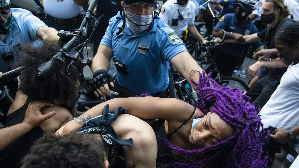 La campagne électorale américaine en temps de crise. Souvent, de violents affrontements éclatent entre les manifestants et la police, comme ici à Philadelphie. 