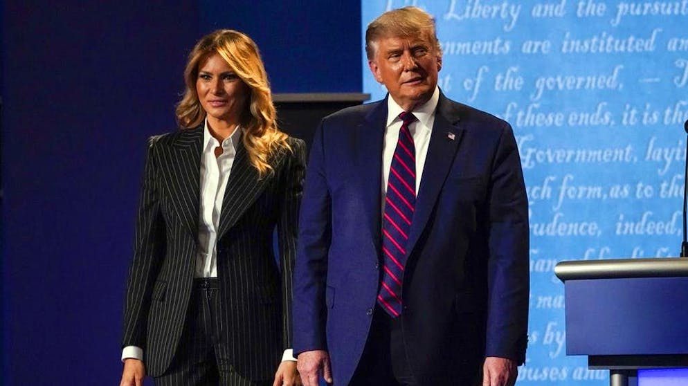 La campagne électorale américaine en temps de crise. Le président américain Donald Trump et la First Lady Melania Trump ont été testés positifs au coronavirus. Le couple l’a annoncé le 2 octobre (sur cette photo, ils participent à un rassemblement de campagne). 
