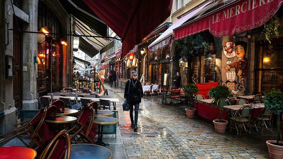 In Paris schliessen die Bars wegen der Corona-Lage für zwei Wochen. Foto: Laurent Cipriani/AP/dpa