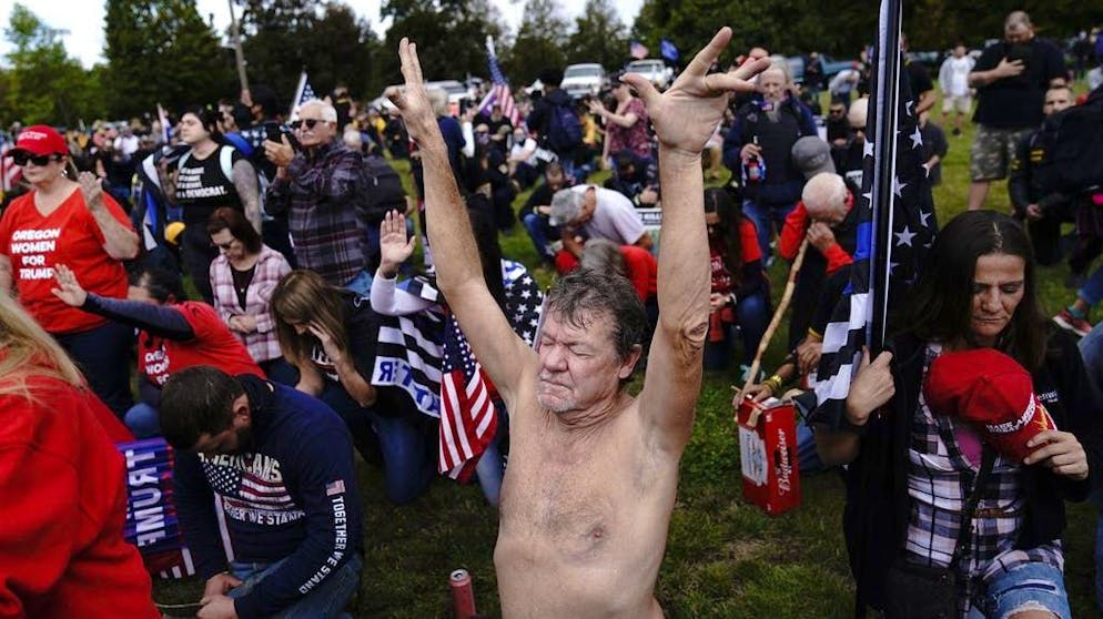 La campagne électorale américaine en temps de crise. Au cours du débat, Donald Trump s’est également abstenu de prendre ses distances avec les groupes blancs d’extrême droite. Ce n’est que suite à des pressions venues de ses propres rangs qu’il s’est rattrapé quelques jours plus tard. 