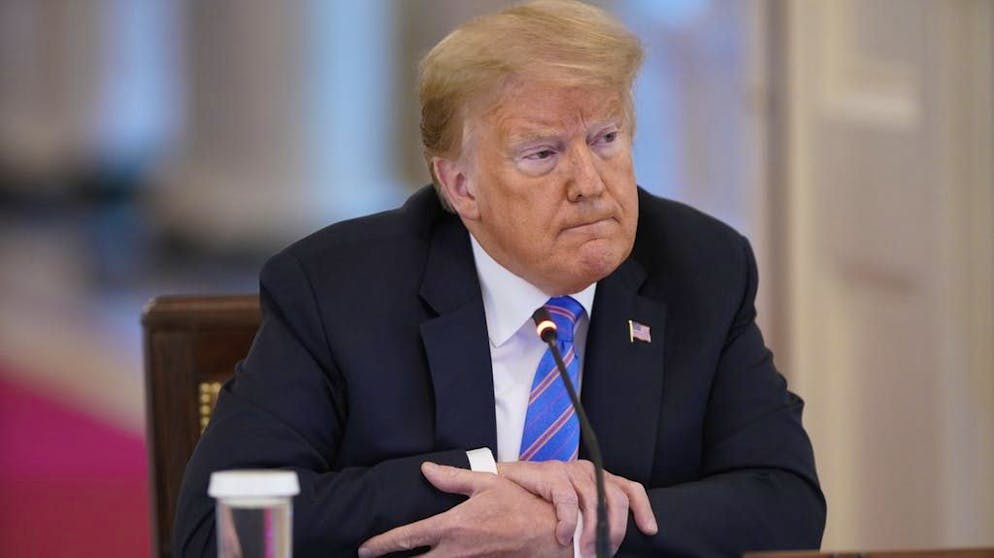 La campagne électorale américaine en temps de crise. Pour le président sortant, la campagne électorale ne se déroule pas vraiment sans accroc. Le coronavirus frappe durement les Etats-Unis tandis que dans les sondages, il est constamment à la traîne derrière Joe Biden. 