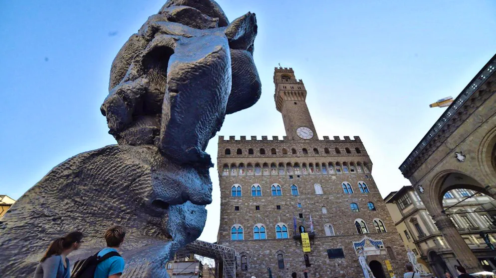 «Big Clay No.4», l'opera dell'artista svizzero Urs Fischer in Piazza della Signoria a Firenze, in una foto d'archivio del 22 settembre 2017.