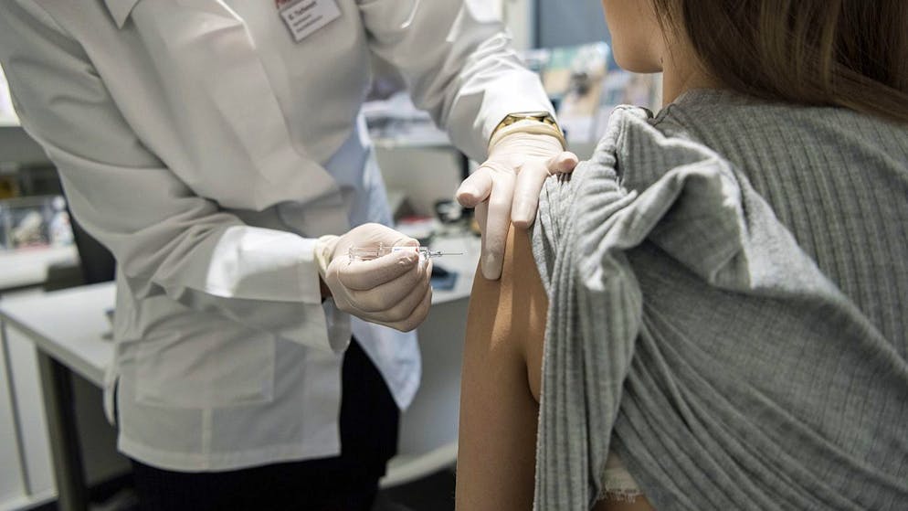 Mit einem Piks gegen die Grippe geschützt – bald auch gegen Covid-19? (Symbolbild)