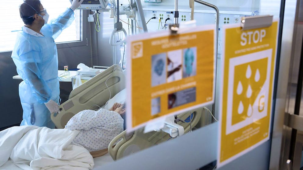 Un soignant et un patient atteint du Covid-19 au Centre hospitalier universitaire vaudois (CHUV) (archives)