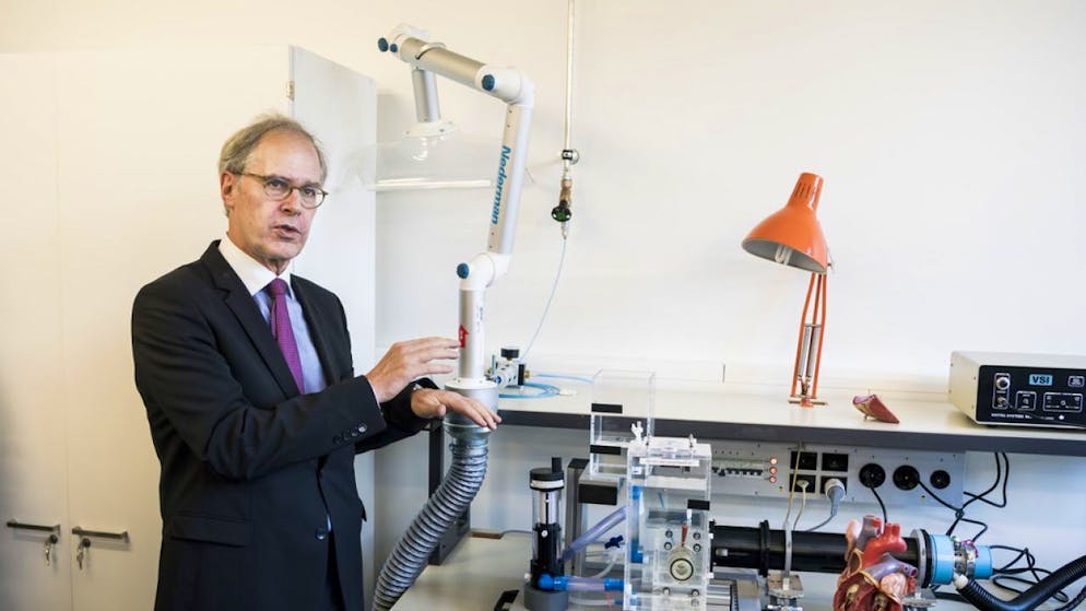 Statt wie ursprünglich angekündigt zur Privatklinikgruppe Hirslanden, wechselt der Herzchirurg Thierry Carrel nun vom Berner Inselspital ans Universitätsspital Zürich. (Archivbild)
