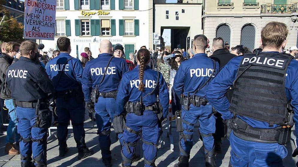 Das Bundesamt für Polizei (Fedpol) stellt eine steigende Gewaltbereitschaft der Corona-Leugner-Szene fest. (Archivbild)