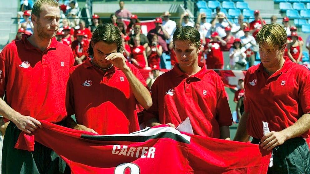 Marc Rosset, Roger Federer, Michel Kratochvil et George Bastl commémorent leur défunt capitaine, Peter Carter, avant un match de Coupe Davis en 2002.