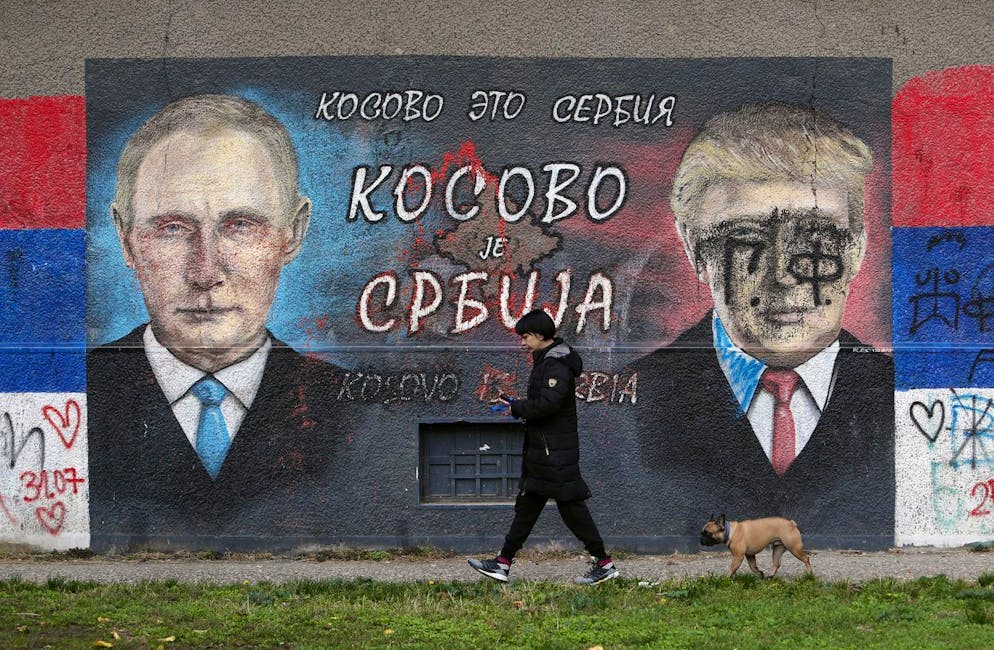 Graffitis von Wladimir Putin (links) und Donald Trump am 3. November in Belgrad, Serbien.