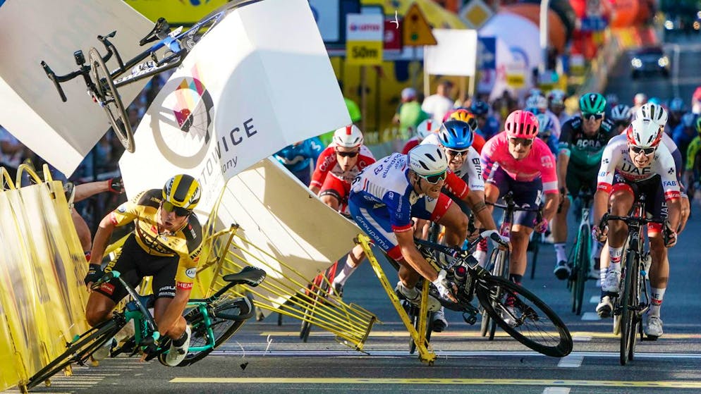 Die verhängnisvolle Szene vom 5. August: Dylan Groenewegen (vorne links im gelben Trikot) verursacht den Sturz, bei dem sich Fabio Jakobsen (hinten links/verdeckt) schwer verletzt.