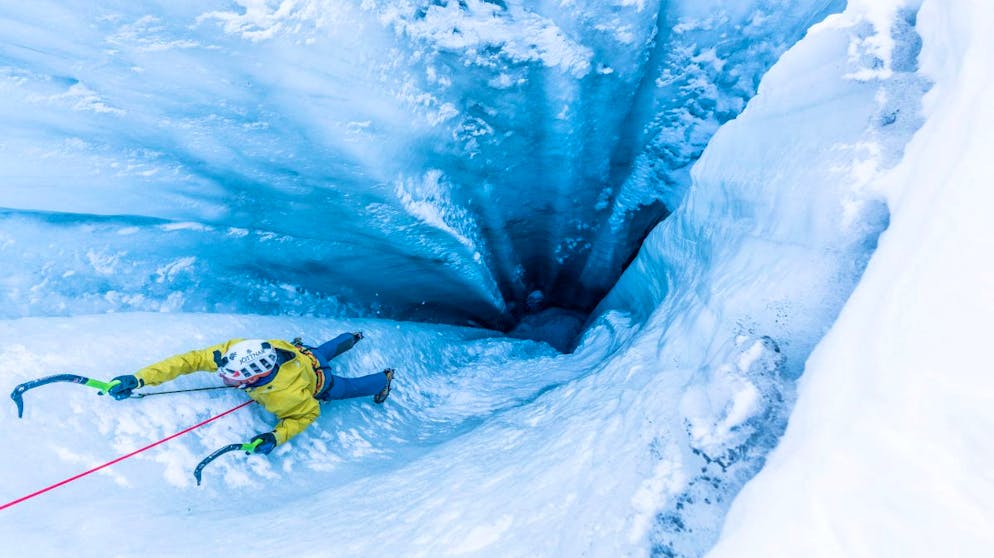 So schön ist Eisklettern im Wallis. Doch dafür musste er auch etwas leisten: In diesen eisigen Schlund hinunterklettern, das ist nichts für schwache Nerven.