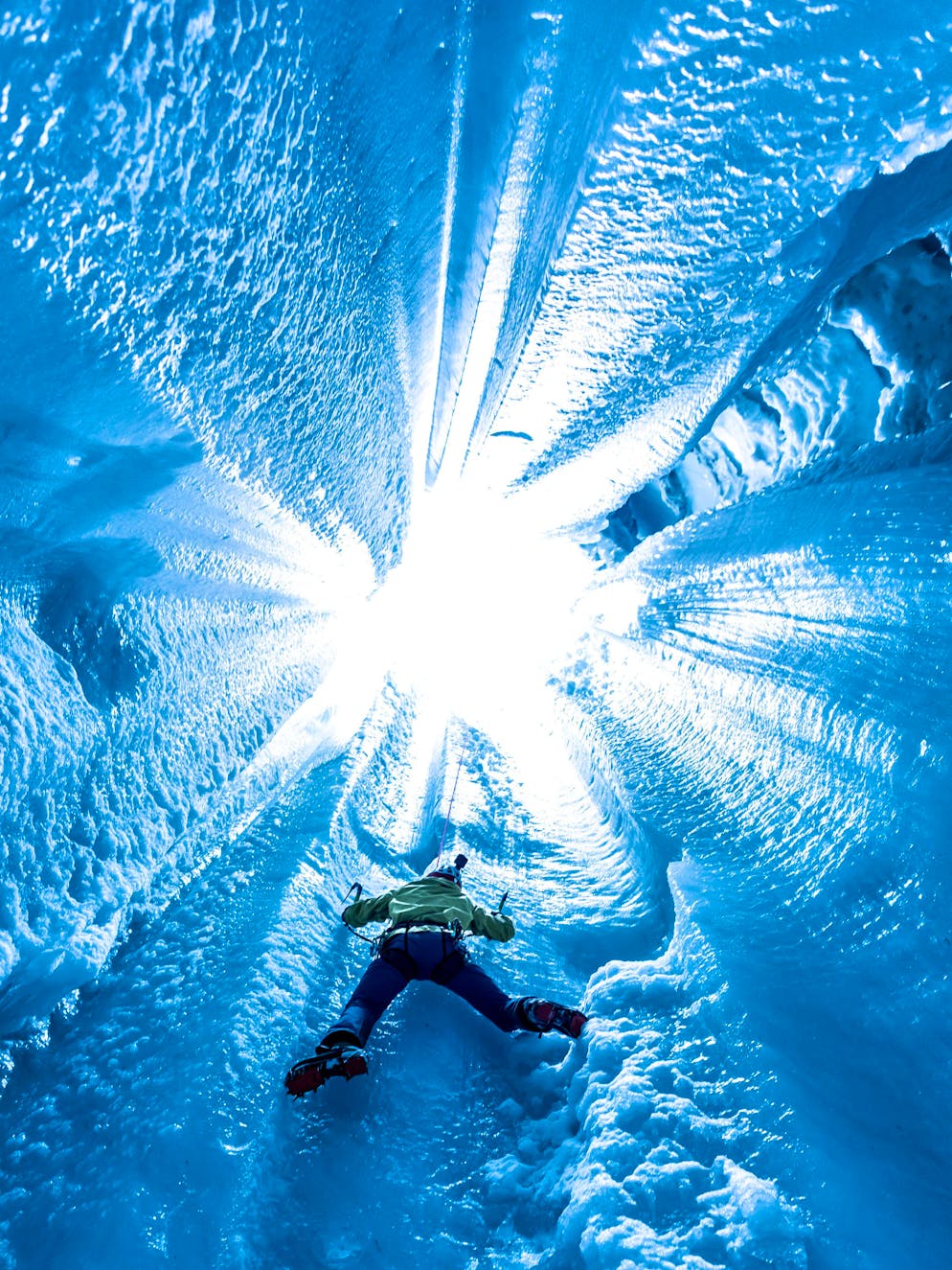 So schön ist Eisklettern im Wallis. Vor allem, wenn man wisse, dass der einzige Weg hinaus nach oben führe.