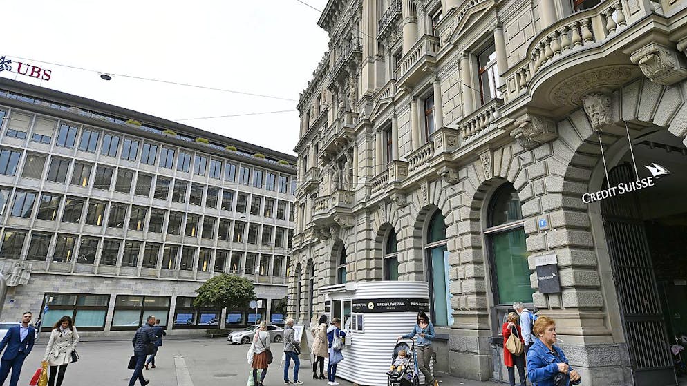 Die Corona-Pandemie verschärft bestehende Risiken im Finanzsektor zusätzlich. So erhöhen sich laut der Finma wegen Corona die Risiken von Unternehmenskrediten und -anleihen, insbesondere im Ausland. Im Bild die Sitze von UBS und Credit Suisse am Zürcher Paradeplatz. (Archiv)
