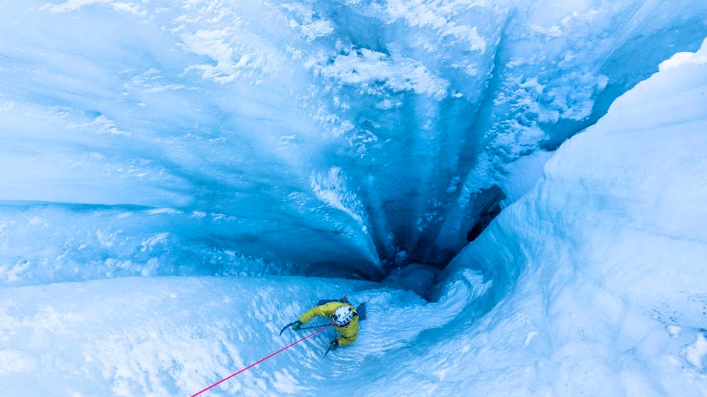 So schön ist Eisklettern im Wallis. Eigentlich wollte Tim Howell übrigens in der Welt herumreisen, doch sei er wegen der Coronakrise in der Schweiz gestrandet. Das sei jedoch kein allzu schlechter Ort, findet der Brite, dank der hiesigen «laschen Lockdown-Regeln».