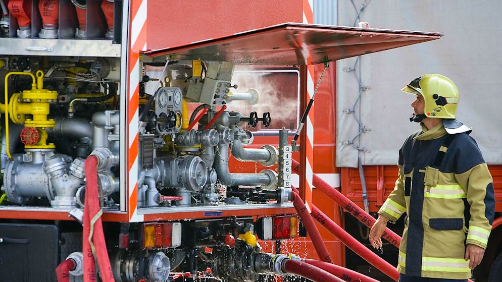 Ein Feuerwehrmann im Einsatz. (Symbolbild)