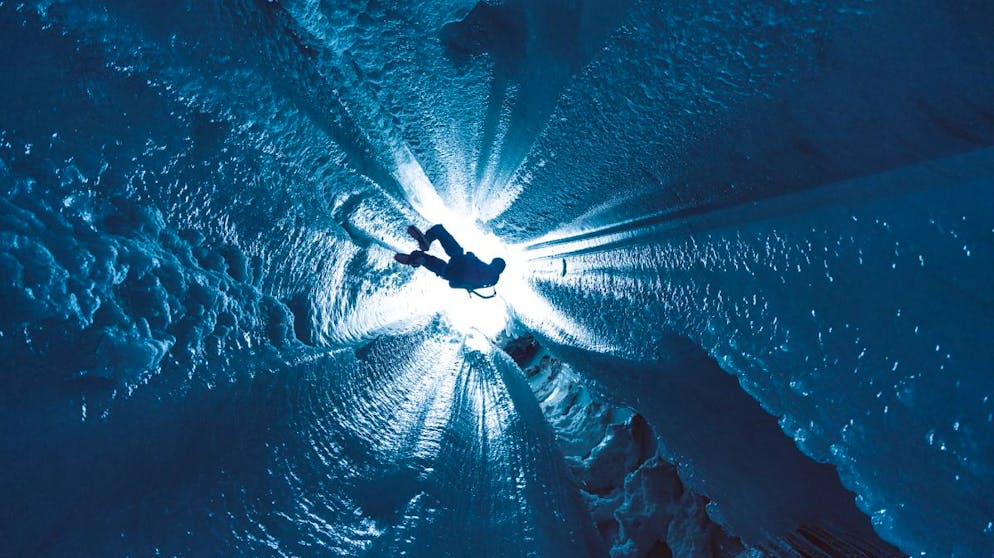So schön ist Eisklettern im Wallis. Dabei entstanden diese spektakulären Aufnahmen, die den 31-Jährigen beim Eisklettern an einem gefrorenen Wasserfall zeigen.