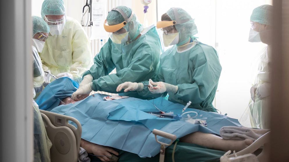 Mediziner im Spital La Carita in Locarno behandeln während der letzten Welle im April einen Covid-19-Patienten. (Archiv)
