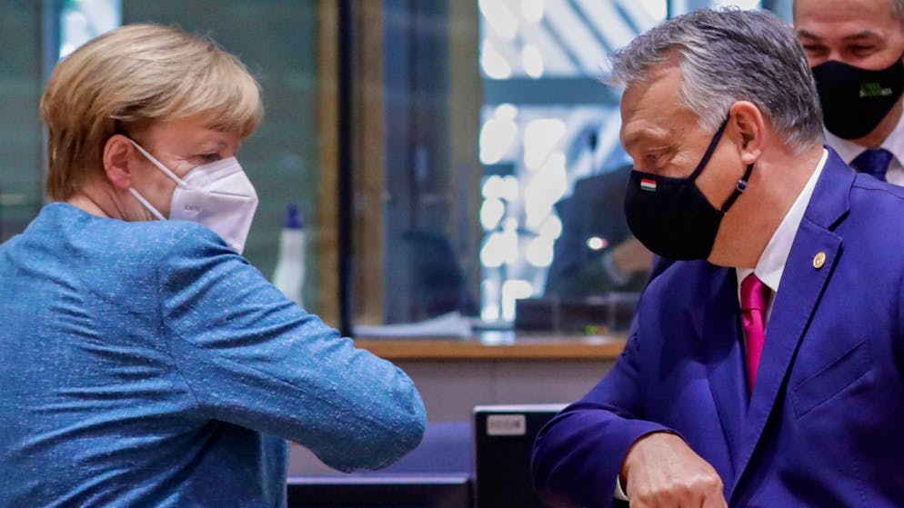 Bundeskanzlerin Merkel und Viktor Orban, Premierminister von Ungarn, begrüßen sich Anfang Oktober beim EU-Gipfel in Brüssel.