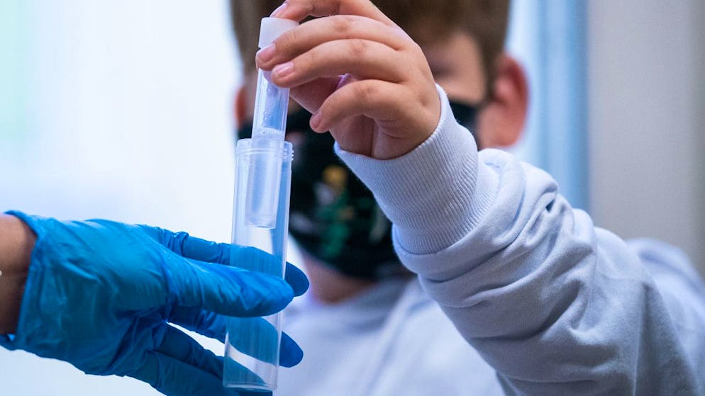 Eine Studie am Kantonsspital St. Gallen will unter anderem die Antikörperhäufigkeit bei Kindern und Erwachsenen untersuchen, die mit einer am Coronavirus erkrankten Person im gleichen Haushalt leben. (Symbolbild)