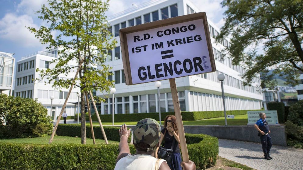 Demonstration gegen die Rohstoffhandelsfirma Glencore vor dem Glencore-Hauptsitz in Baar im Jahr 2018: Wessen Gesetze sollen gelten, wenn Schweizer Firmen im Ausland Schweizer Sozial- und Umweltstandards verletzen? Diese Frage steht im Zentrum der Konzernverantwortungsinitiative. (Symbolbild)