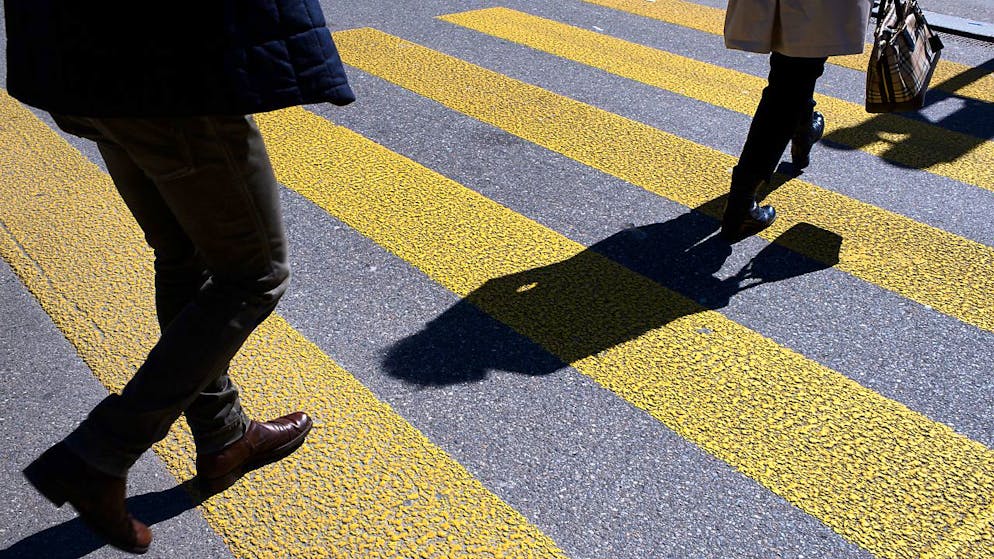 In der Zentralschweiz sind drei Personen auf Fussgängerstreifen angefahren und verletzt worden. (symbolbild)