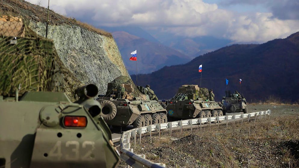 Fahrzeuge des russischen Militärs fahren über eine Strasse in Richtung der separatistischen Region Berg-Karabach.