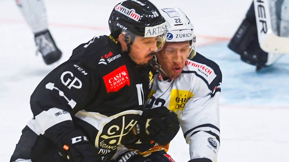 Lugano und Ambri-Piotta, im Bild Alessio Bertaggia und Diego Kostner, lieferten sich eine spannende Partie, in der der HCL nach einer Wende im letzten Drittel verdient siegte