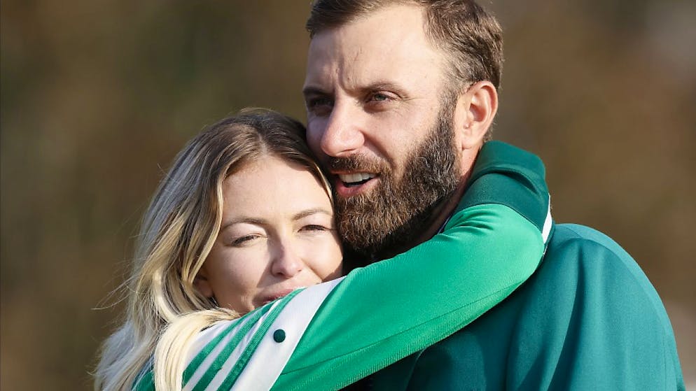 Der überglückliche Dustin Johnson mit seiner Lebenspartnerin Paulina Gretzky, der Tochter von Wayne Gretzky