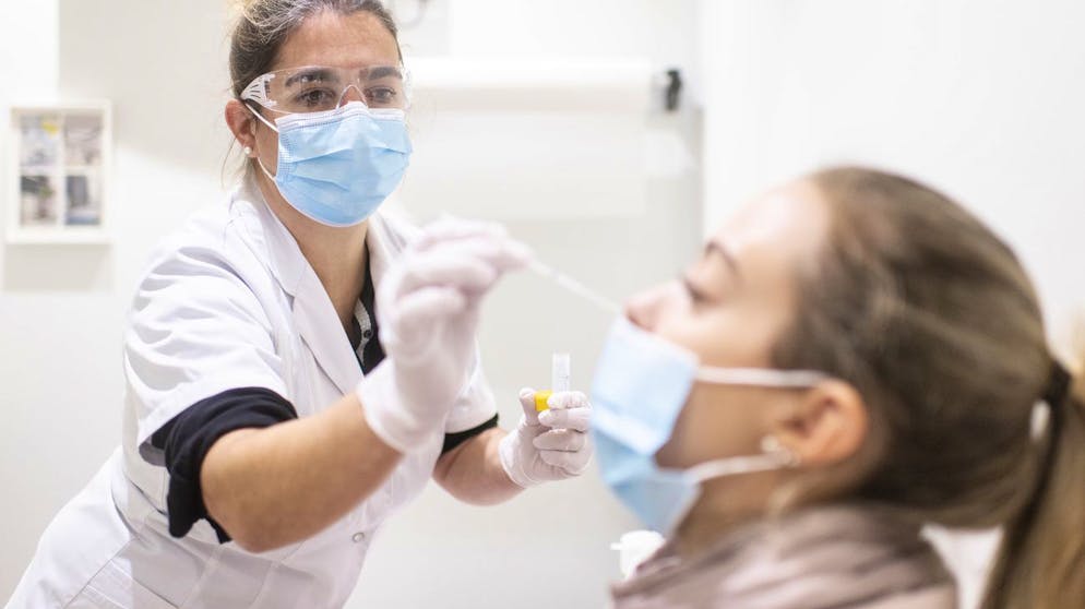 Eine Apothekerin macht Mitte Oktober in Zürich bei einer Frau einen Abstrich für einen Corona-Test. (Archiv)