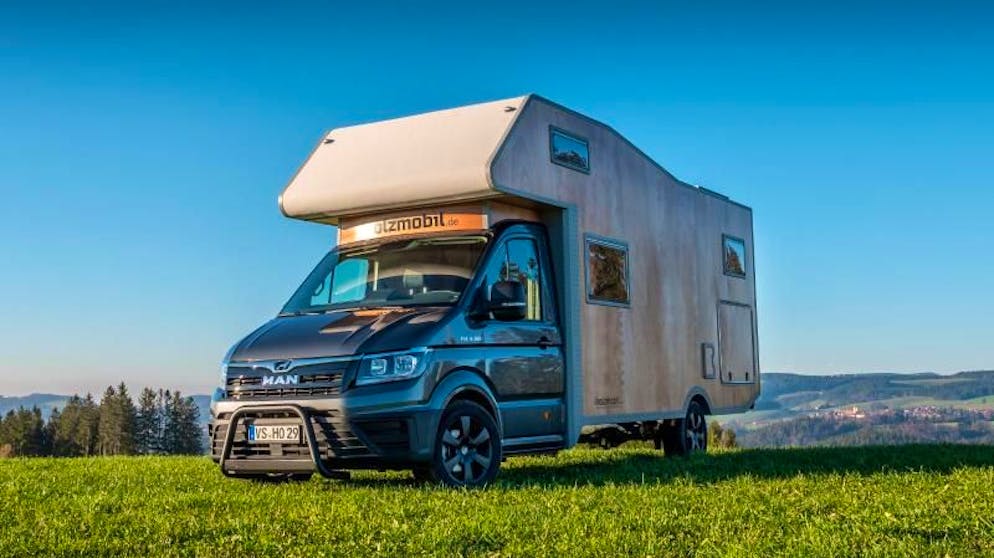 Holzmobil will ein Wohnmobil in Kleinserie fertigen, das mit einem aus Holz gezimmerten Aufbau vorfährt.