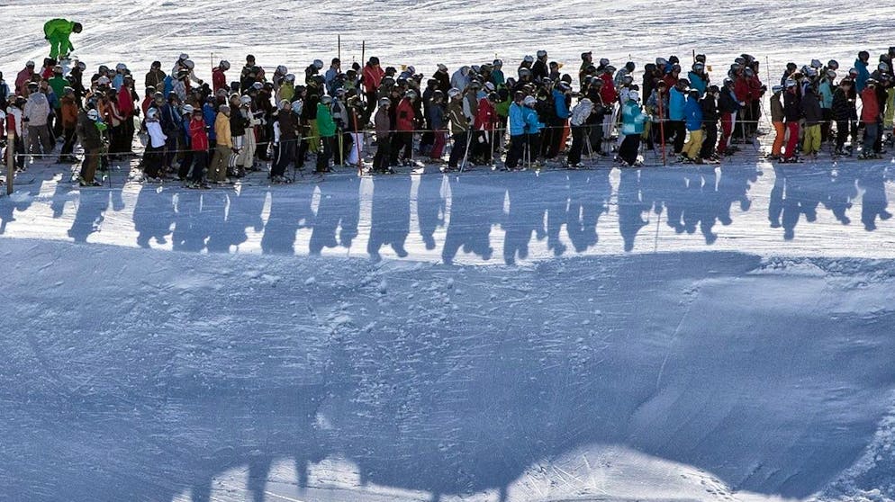 Das geht noch besser. Vor den Belalp-Bahnen soll es künftig Zweierkolonnen statt Menschenmassen geben. (Symbolbild)