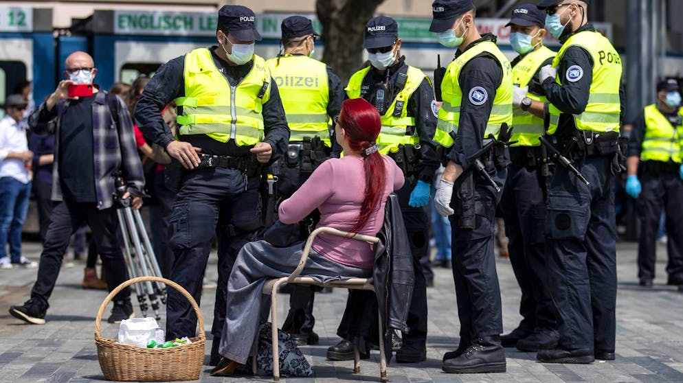 Polizisten mit einer Corona-Skeptikerin auf dem Sechseläutenplatz in Zürich am Samstag, 16. Mai 2020.