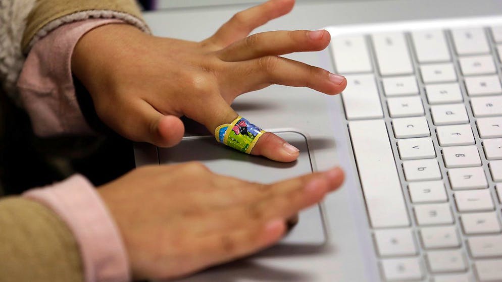 Jede Schülerin und jeder Schüler an der Urner Mittelschule soll mit einem Laptop ausgerüstet werden. (Symbolbild)