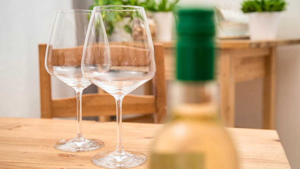 Die Gläser bleiben leer, die Flasche zu: Der Leber zuliebe sind regelmässige längere Abstinenzphasen empfehlenswert.