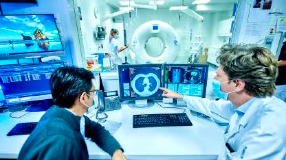Ein Wissenschaftler und ein Radiologe entwickeln
gemeinsam ein klinisches KI-Werkzeug, um Lungenerkrankungen schnell und präzise zu diagnostizieren. Eine enge Partnerschaft zwischen Forschenden und Klinikern ist die Stärke des Berner Zentrums für Künstliche Intelligenz in der Medizin (zVg).