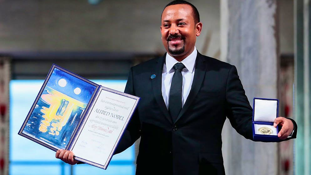 dpatopbilder – ARCHIV – Abiy Ahmed, Ministerpr‰sident von ƒthiopien, erh‰lt bei der Verleihung des Friedensnobelpreises im Rathaus eine Medaille und eine Urkunde. Foto: HÂkon Mosvold Larsen/NTB scanpix/dpa