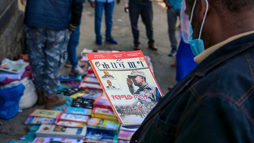 ARCHIV – Äthiopier lesen Zeitungen und Zeitschriften, die über die aktuelle militärische Konfrontation im Land berichten. Foto: Samuel Habtab/AP/dpa