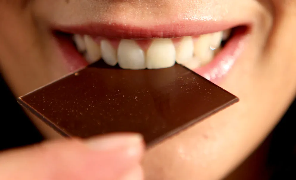 Wer sie mag, greift am besten zu dunkler Schokolade: Sie enthält weniger Zucker und kann sogar zu hohe Cholesterinwerte senken.