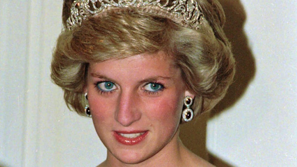 FILE - In this file photo dated November 7, 1985, Britain's Princess Diana wears Spencer's tiara as she and Prince Charles attend the state dinner at the Government House in Adelaide, Austraila.  The BBC Board of Directors announced on Wednesday 18 November 2020 the appointment of a retired senior judge to conduct an independent investigation into the circumstances of a controversial 1995 televised interview with Princess Diana.  (Photo AP / Jim Bourdier, FILE)