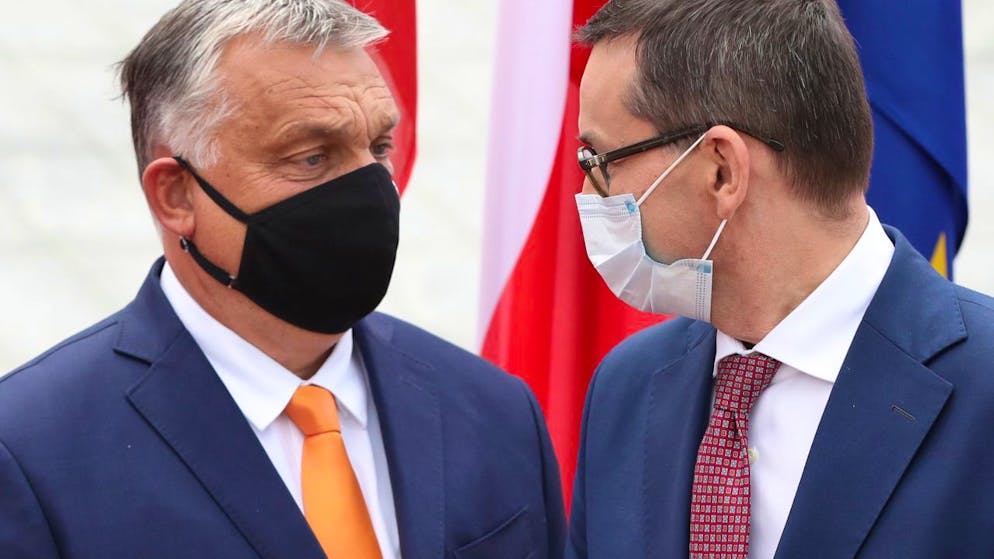 ARCHIV – Mateusz Morawiecki, Premierminister von Polen und rechts im Bild, begrüsst Viktor Orban, Premierminister von Ungarn. Foto: Czarek Sokolowski/AP/dpa
