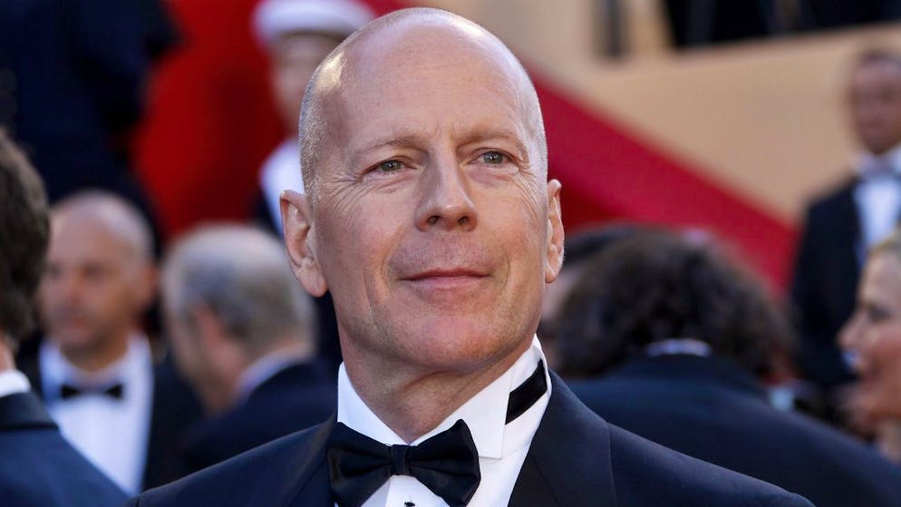 epa03221649 US actor Bruce Willis arrives for the screening of 'Moonrise Kingdom' and the opening ceremony of the 65th Cannes Film Festival, in Cannes, France, 16 May 2012. Presented in competition, the movie opens the festival, which runs from 16 to 27 May. EPA/GUILLAUME HORCAJUELO