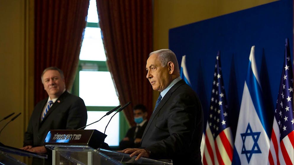 Benjamin Netanjahu (r), Ministerpräsident von Israel und Mike Pompeo, Aussenminister der USA, nehmen nach ihrem Treffen an einer Pressekonferenz teil. Foto: Maya Alleruzzo/Pool AP/dpa