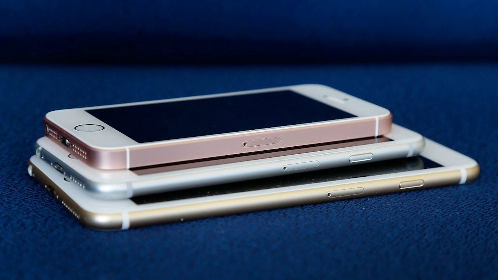 Im Streit um gedrosselte Batterien bei älteren iPhone-Modellen hat der Apple-Konzern weitere Geldbeträge zur Beilegung der Beschwerden zugesagt. (Symbolbild)