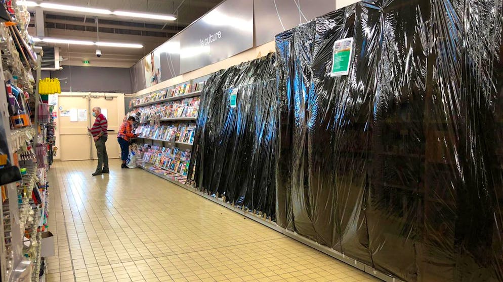 Eine Abteilung eines Supermarktes in Gex im französischen Jura ist im zweiten Lockdown geschlossen worden. Foto: Nadine Achoui-Lesage/AP/dpa