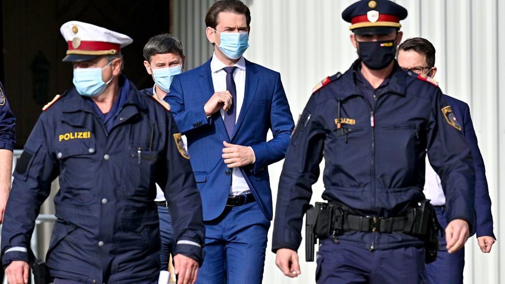 Bundeskanzler Sebastian Kurz (M): «Unser Ziel ist es, im Dezember schrittweise wieder zu öffnen und zu einem halbwegs normalen Leben zurückzukehren.» Foto: Hans Punz/APA/dpa